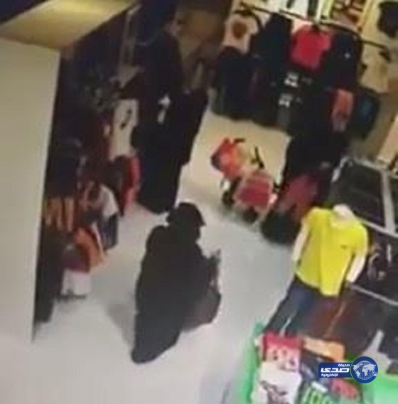 بالفيديو.. كاميرا مراقبة &#8220;الظهران مول&#8221; تفضح امرأة حاولت سرقة محفظة متسوقة
