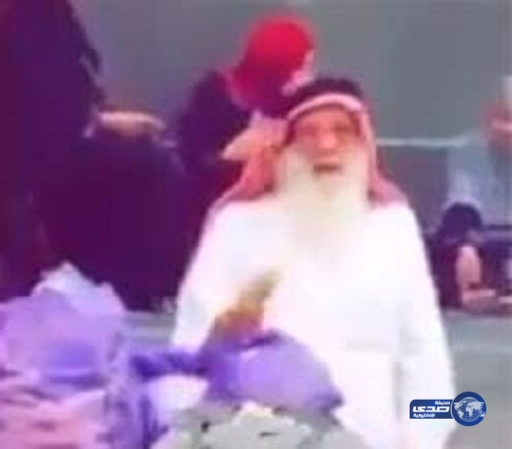 شاهد بالفيديو.. مواطن مسن يوزع &#8220;سندوتشات&#8221; مجانية على المارة بجوار المسجد الحرام
