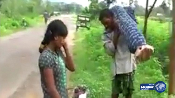 شاهد بالفيديو والصور.. هندي يحمل جثة زوجته مسافة 12 كم بعد رفض المستشفى تخصيص سيارة لنقلها