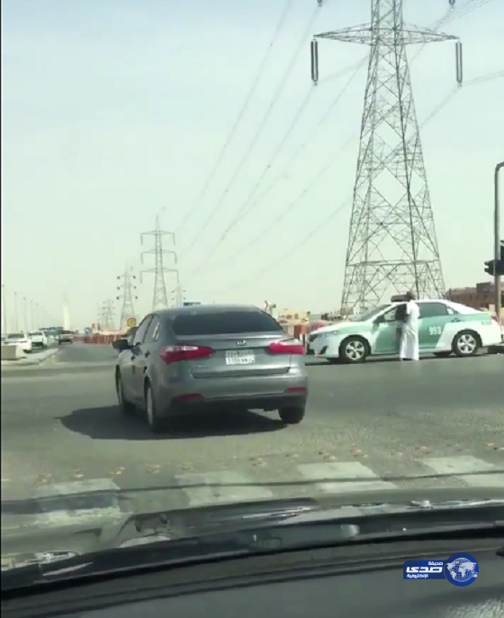 شاهد بالفيديو.. سائق يقطع الإشارة أمام دورية أمنية لعدم وجود &#8220;ساهر&#8221;