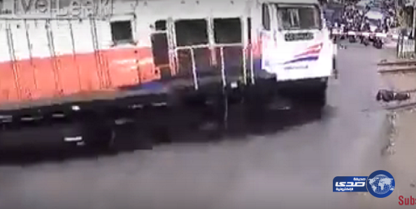 بالفيديو &#8220;صادم&#8221; : لحظة انتحار رجل أمام قطار مسرع !