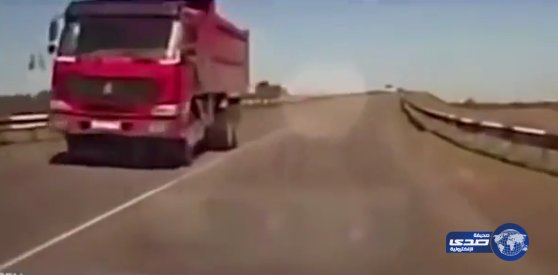 بالفيديو .. سائق في روسيا ينجو من الموت بأعجوبة !