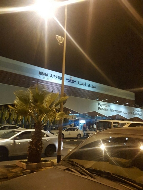 الأمطار تتسبب في تأخر رحلة طيران و تكدس الركاب في مطار أبها