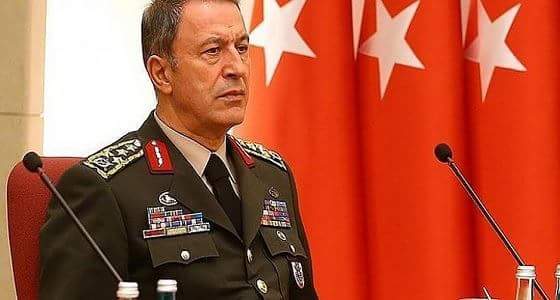 بالصور..لحظة اقتياد رئيس أركان الجيش التركي ليلة الانقلاب الفاشل