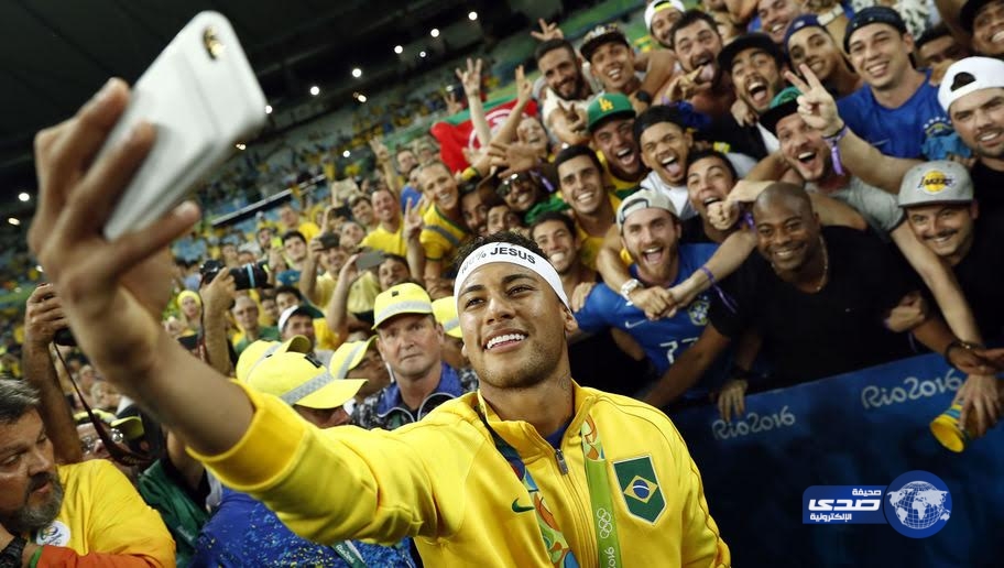 فيديو: لن تصدق.. نيمار اشتبك مع مشجع أثناء الاحتفال بذهبية ريو!