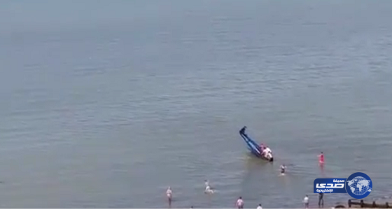 بالفيديو : نجاة طيار من الموت بعد سقوط طائرته فى البحر