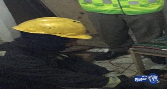 إنقاذ سائق صهريج سقط في خزان صرف صحي بجدة