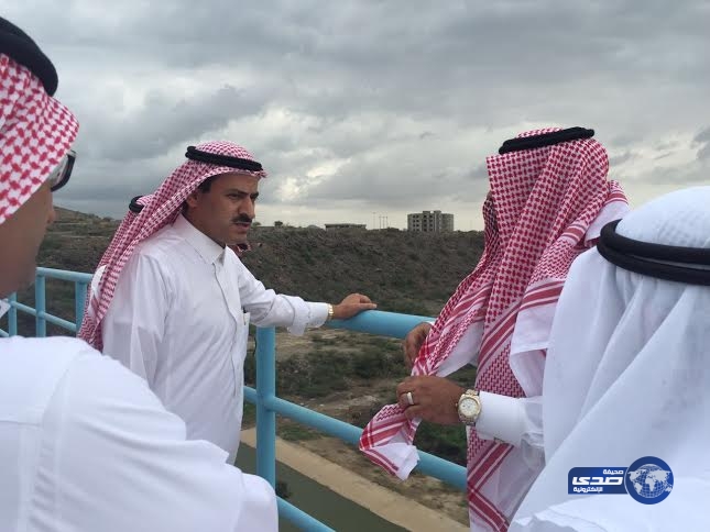 وكيل وزارة البيئة والمياه والزراعة لشؤون مديريات المياه  يقف على سد وادي جازان