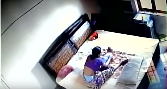 بالفيديو : سيدة تنهال بالضرب على رضيعها