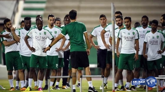 الأهلي يتمرن بلندن بحضور شرفي