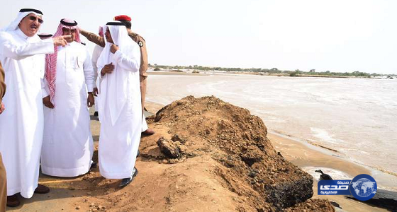 “أمير جازان “يتفقد الطريق الدولى ويوجه بتغير مسار المياة المتدفقة بسبب السيول