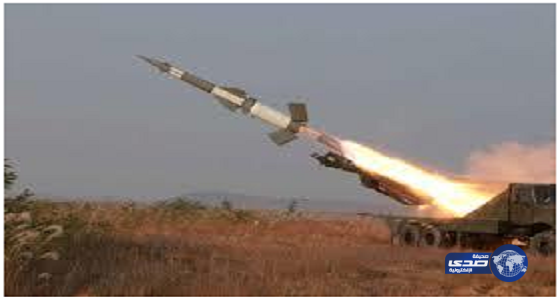 الدفاع الجوي تعترض صاروخًا باليستيًّا اطلقته المليشيات الحوثية باتجاه مدينة خميس مشيط