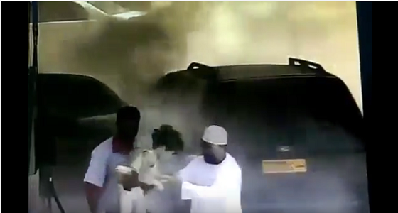 بالفيديو.. فزعة رجل لإنقاذ طفلين عالقين بسيارة تشتعل بإحدى محطات الوقود في عمان