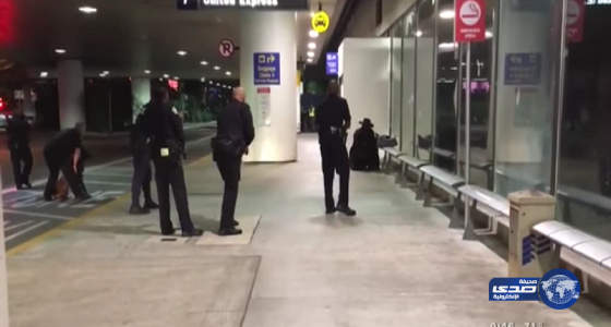 بالفيديو .. مهووس يرتدي ملابس «زورو» في مطار لوس أنجليس والأمن يطيح به