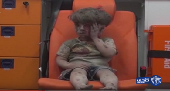 ⁠⁠⁠بالفيديو.. نظرة مؤثرة من طفل سوري بعد إنقاذه من تحت الأنقاض في حلب
