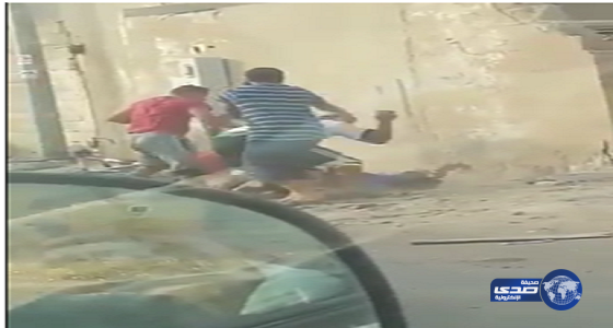 بالفيديو.. رجلان يعتديان بالضرب على ثالث في جدة ويفقدانه وعيه