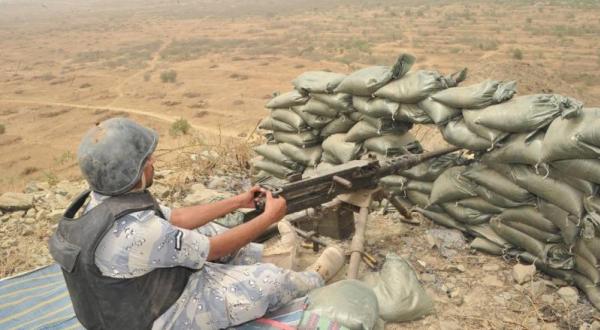 “الداخلية”: استشهاد جندي بحرس الحدود إثر إصابته بشظية قذائف حوثية من داخل اليمن