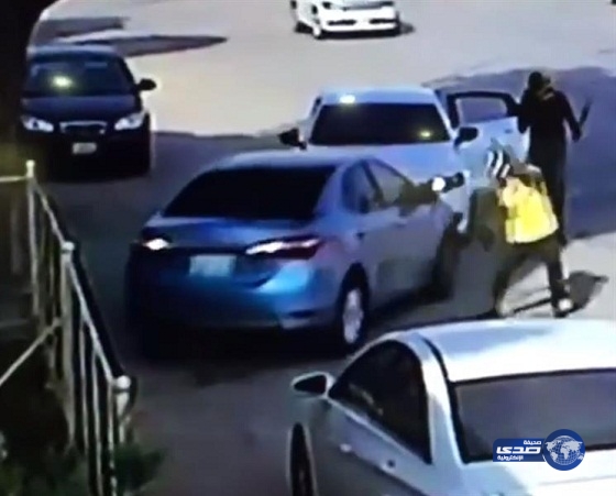  شاهد ..الاطاحة بأحد افراد عصابة لمحاولتهم سرقة مواطن بالسلاح الأبيض في الرياض