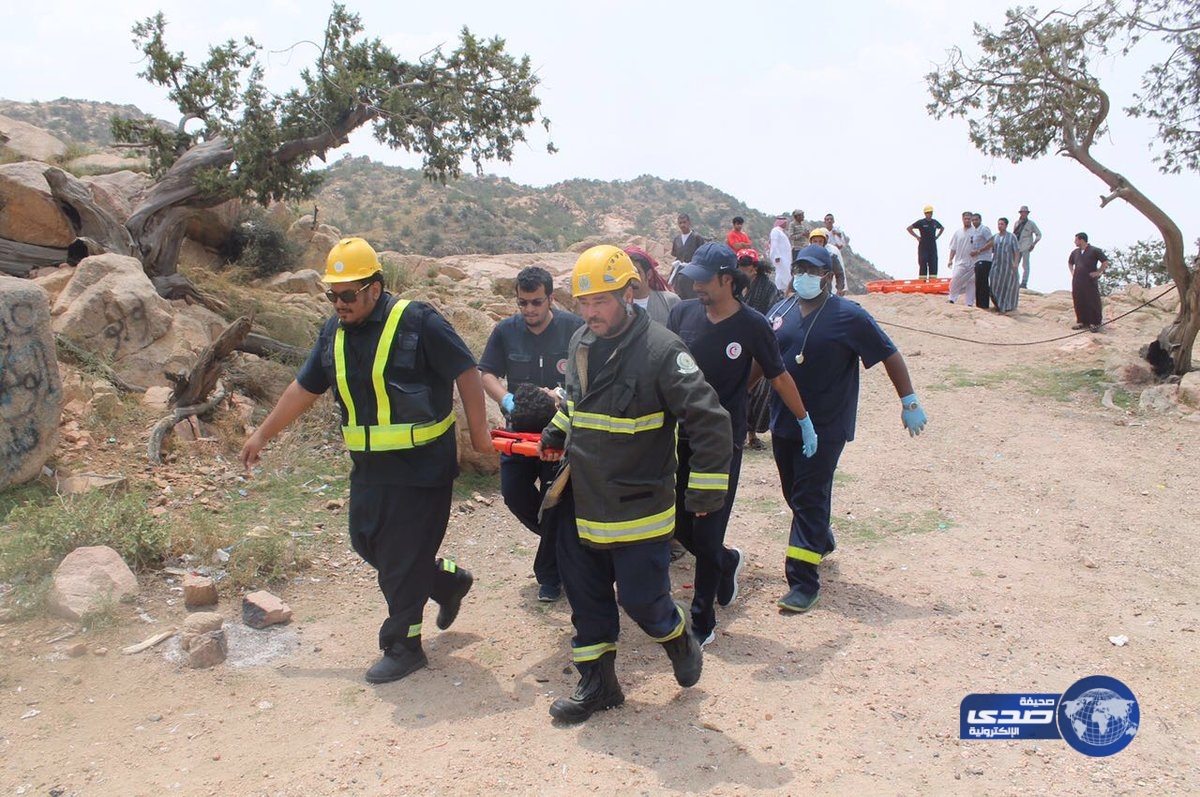 المدني ينقذ شخص سقط من منحدر في منطقة الشفا