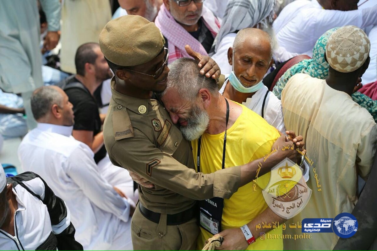 حاج يحتضن أحد رجال أمن المسجد الحرام وينفجر باكياً