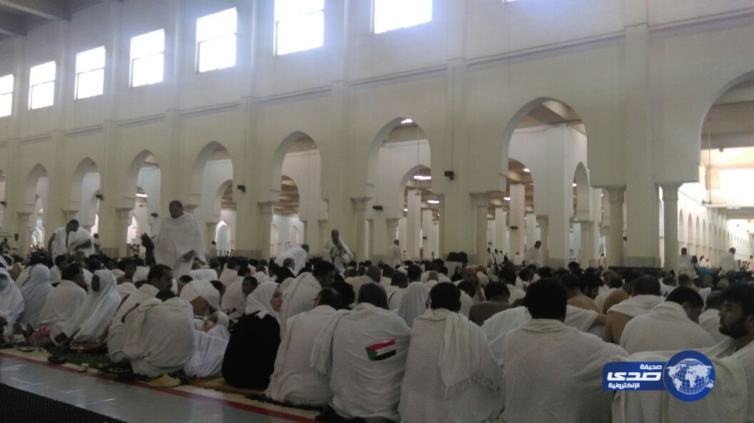 أول صور لحجاج بيت الله داخل مسجد نمرة انتظارا للصلاة