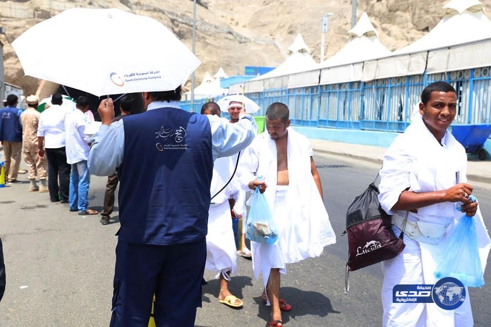 كوادر “السعودية للكهرباء” بالمشاعر المقدسة يهدون الحجيج مظلات ومياه باردة