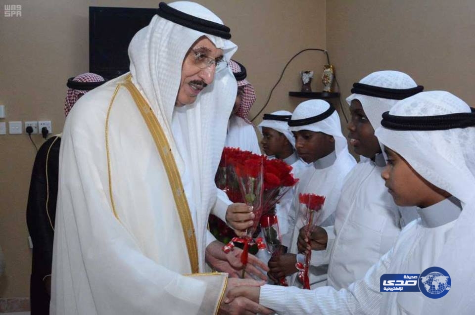 بالصور .. أمير “جازان” يعايد أبناء دار التربية وأطفال دار الحنان