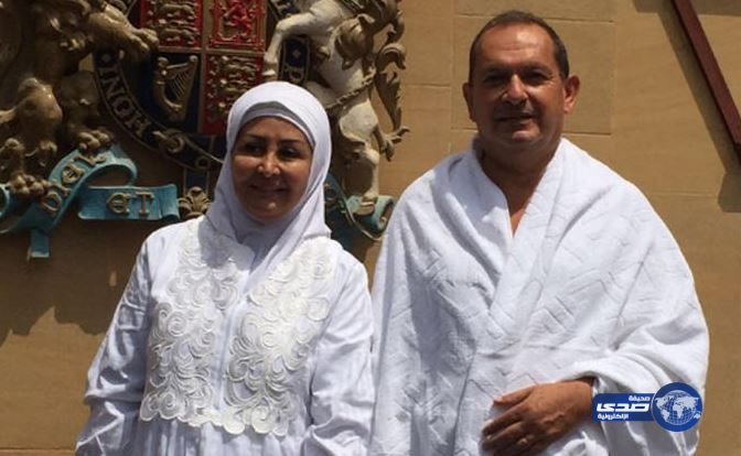 بالصورة&#8230; السفير البريطاني في المملكة يؤدي فريضة الحج هو وزوجته