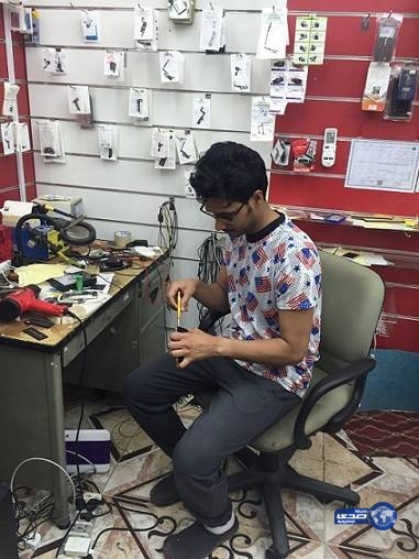 في عسير .. شباب سعوديون يبدعون في مجال صيانة أجهزة الجوالات