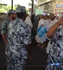 بالفيديو.. &#8220;القوة والرحمة&#8221; سلاح رجال الأمن في التعامل مع ضيوف الرحمن