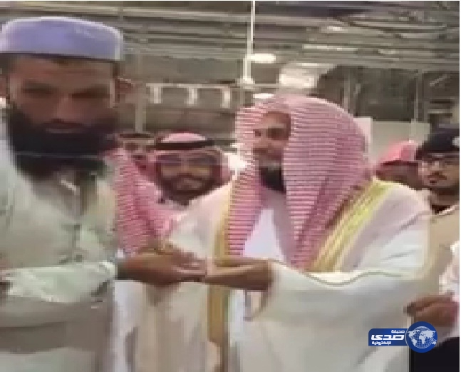 بالفيديو.. الشيخ صالح آل طالب يوزع الهدايا على الحجاج