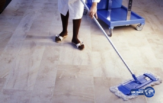 مواطنة جامعية تعمل “عاملة نظافة” تناشد خادم الحرمين لإيجاد وظيفة مناسبة لتخصصها &#8220;فيديو&#8221;