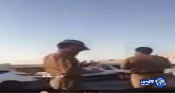 بالفيديو:في لفته رائعة ..رجال الأمن يوزعون الورود في أول يوم دراسي