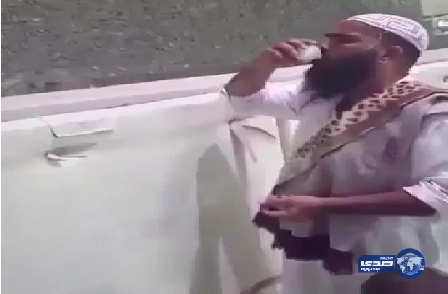 بالفيديو.. حاج يحتسي القهوة أثناء رمي الجمرات