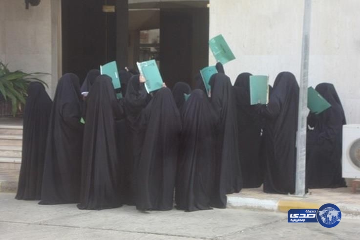 المنيف عبر تويتر: تقدم 72 الف لاعلان الوظائف النسائية.. واحدي المواطنات ترد:شئ مخجل