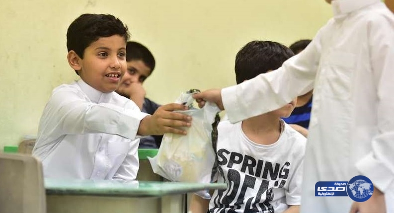 طالب يهدي زملاءه المأكولات والألعاب تعزيزا لثقافة العطاء