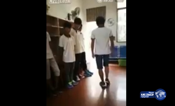 بالفيديو.. معلم يعاقب طلبة استخدموا هواتفهم داخل الصف بطريقة لا تصدق!!