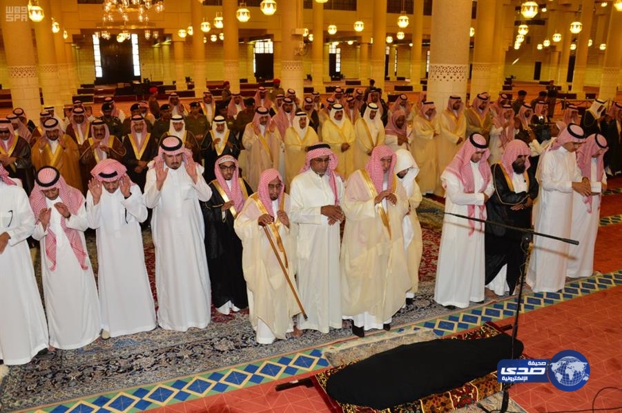 الأمير أحمد بن عبدالعزيز وأمير الرياض يتقدمان جموع المصلين على الأميرة نوف بنت بدر