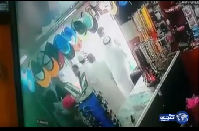 بالفيديو.. سرقة مسن في وضح النهار بـ” محطة النقل الجماعي في الدمام”