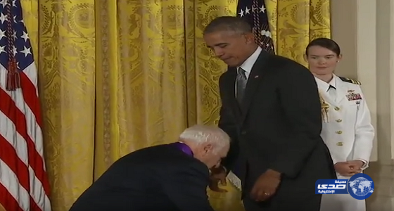 بالفيديو : ممثل أمريكي يحاول سحب بنطال &#8221; أوباما &#8221; خلال حفل بالبيت الأبيض