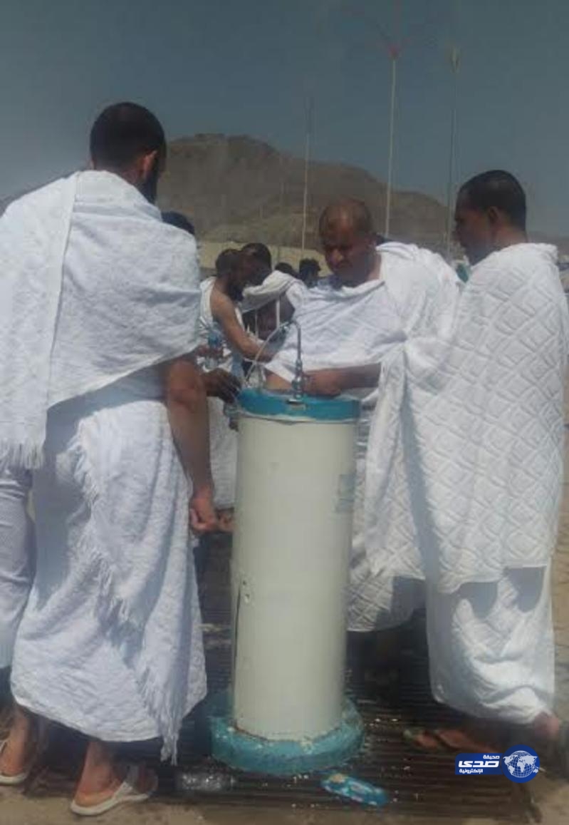 بالصور .. حرارة  الجو تدفع الحجاج للجلوس تحت مرشات المياه بعرفات