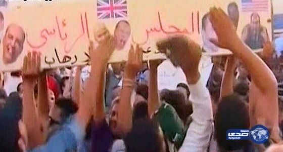 بالصور.. متظاهرو ليبيا يضربون صور المجلس الرئاسي بالأحذية