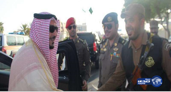 بالصور : أمير القصيم يوقف موكبه ليصافح رجال الأمن ويهنئم باليوم الوطني