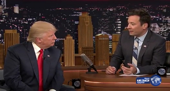 بالفيديو..مذيع يعبث فى شعر “ترامب ” لينهي الجدل حوله