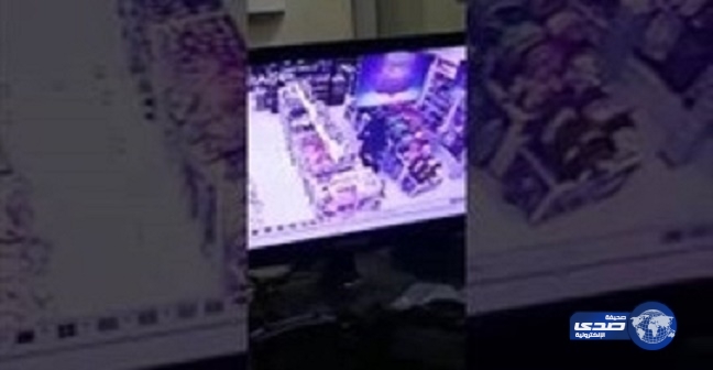 بالفيديو..كاميرات المراقبة تكشف سرقة فتاة أساور ذهبية لطفلة في الأحساء