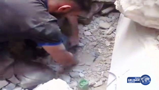 بالفيديو.. إخراج طفلة أسفل أنقاض &#8220;حلب&#8221;