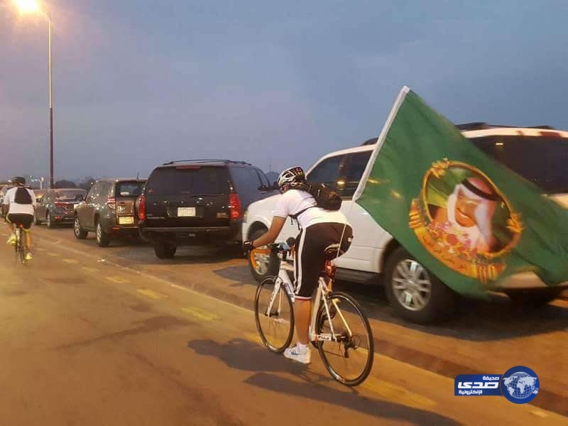 بالصور ..  فريق “دراج الطائف” يجوبون شوارع المدينة في مسيرة الولاء