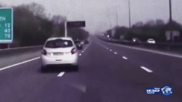 بالفيديو.. مشهد يحبس الأنفاس لشرطي ينقذ امرأة فقدت وعيها أثناء القيادة