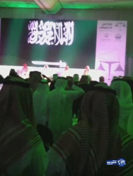 بالفيديو .. ردة فعل الأمير خالد الفيصل بعد السلام الوطني تجبر الحضور على إعادة التصفيق
