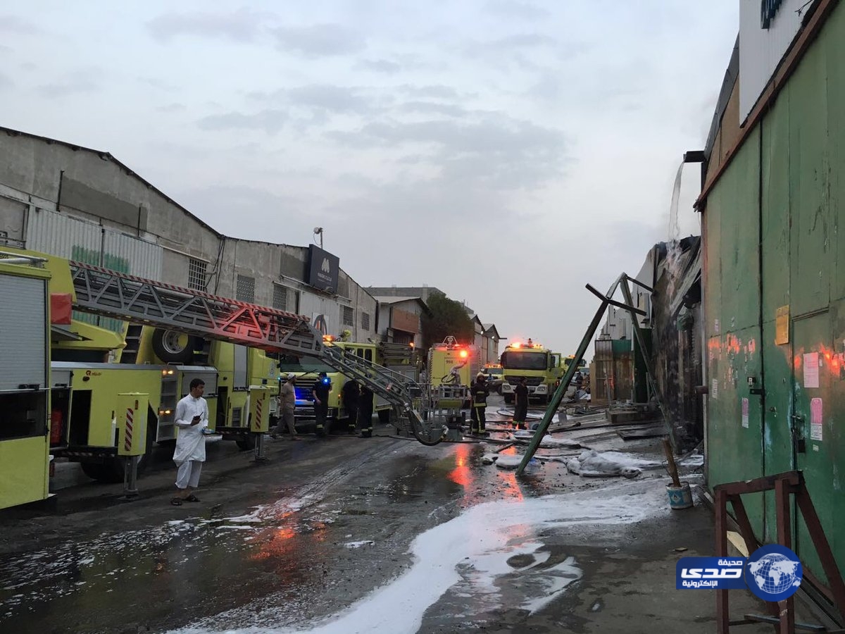 بالصور : السيطرة على حريق بورشة نجارة بالرياض